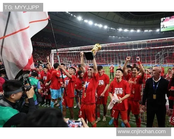 广州恒大与上海上演巅峰对决球迷期待精彩赛事再创经典瞬间